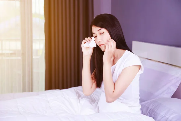 Mujer está llorando en la cama en el dormitorio — Foto de Stock