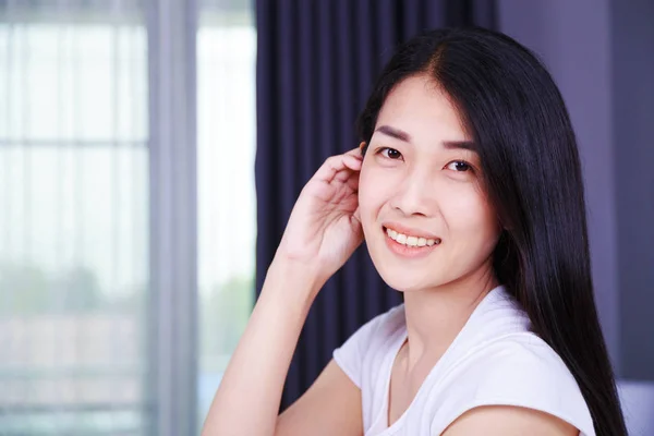 Beautiful woman on bed in bedroom — Stock Photo, Image