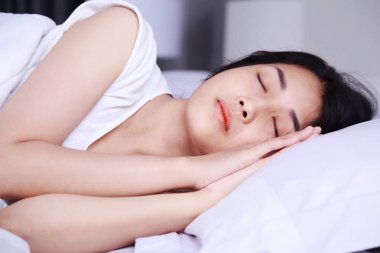 yatak yatak odasında uyuyan kadın