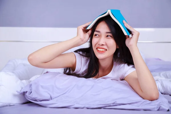 Vrouw lezen van een boek op bed in de slaapkamer thuis — Stockfoto