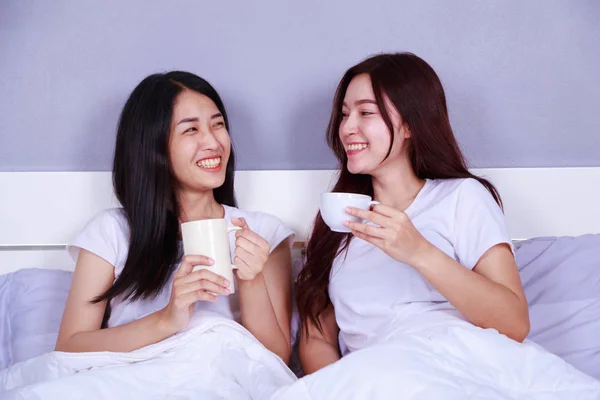 두 명의 가장 친한 친구 얘기 하 고 침대에 커피 한 잔을 마시는 — 스톡 사진