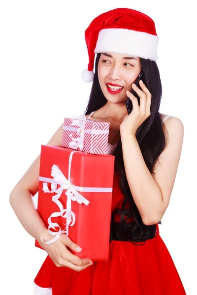 Mujer en Santa Claus ropa llamando en el teléfono móvil con regalo b — Foto de Stock