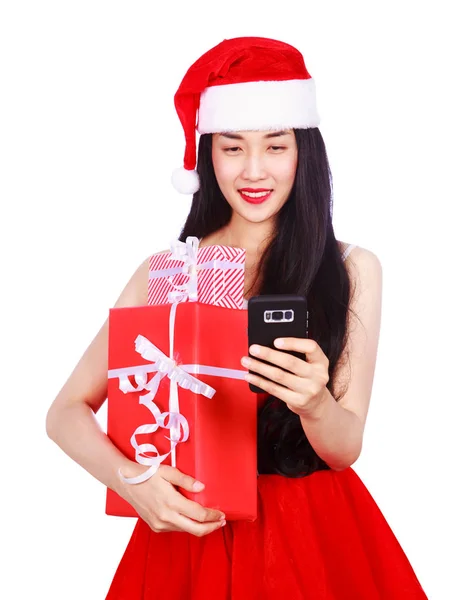 Mujer en Santa Claus ropa mirando el teléfono móvil con regalo b — Foto de Stock