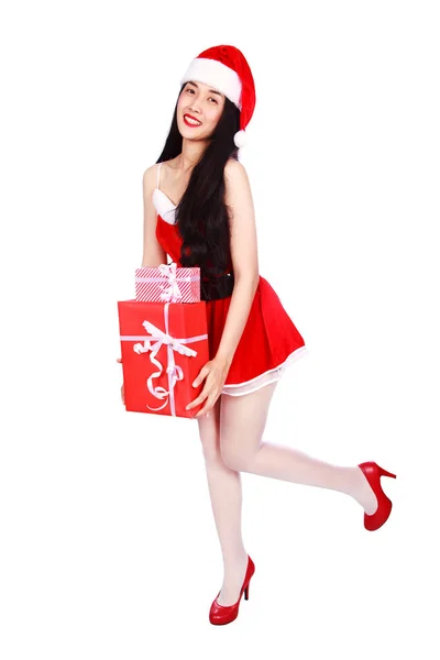 Счастливая женщина в одежде Санта-Клауса с подарочной коробкой изолированы по Whi — стоковое фото