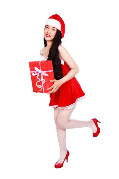 Счастливая женщина в одежде Санта-Клауса с подарочной коробкой изолированы по Whi — стоковое фото