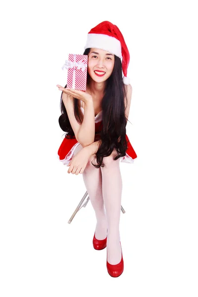 Lycklig kvinna i jultomte kläder med presentask isolerad på whi — Stockfoto