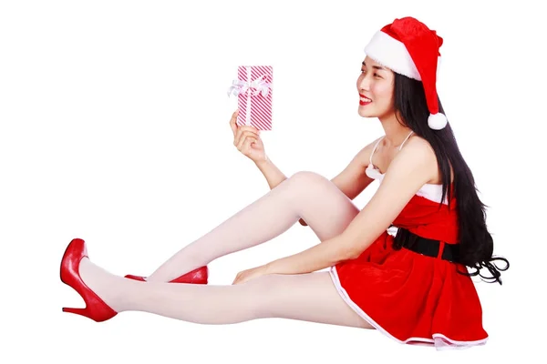 Glückliche Frau in Weihnachtsmann-Kleidung mit Geschenkbox isoliert auf whi — Stockfoto