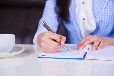defter üzerinde yazma iş el kadar kapatın