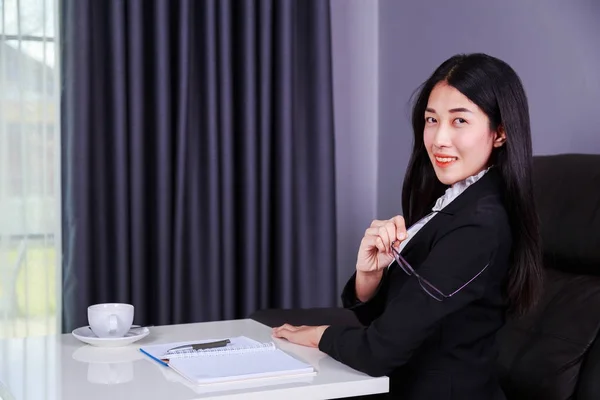 Mujer de negocios feliz sentado en el escritorio —  Fotos de Stock