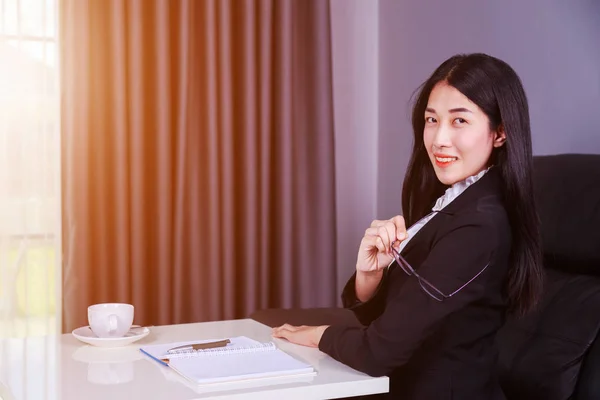 机に座って幸せビジネス女性 — ストック写真