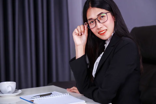 Happy business woman sitting at the desk — Stock Photo, Image