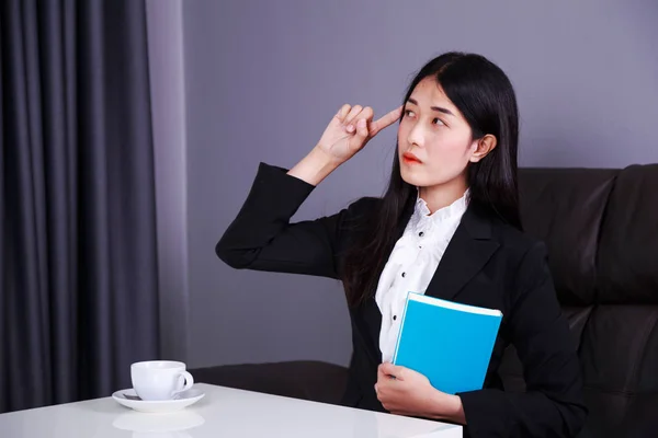 Mujer de negocios sentada en el escritorio y pensando en su trabajo —  Fotos de Stock