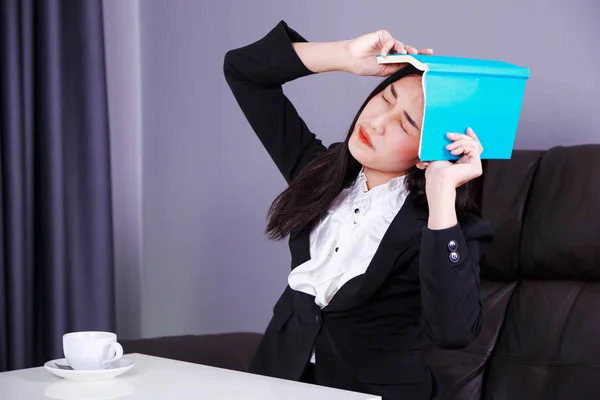 Mujer de negocios frustrada con libro —  Fotos de Stock