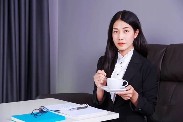 Mujer de negocios trabajando y bebiendo una taza de café —  Fotos de Stock