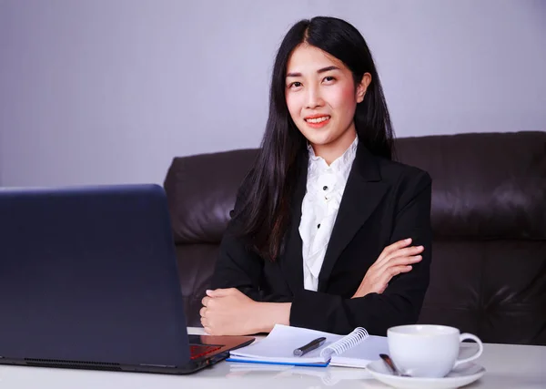 Business woman sitting at the desk with laptop — Stock Photo, Image