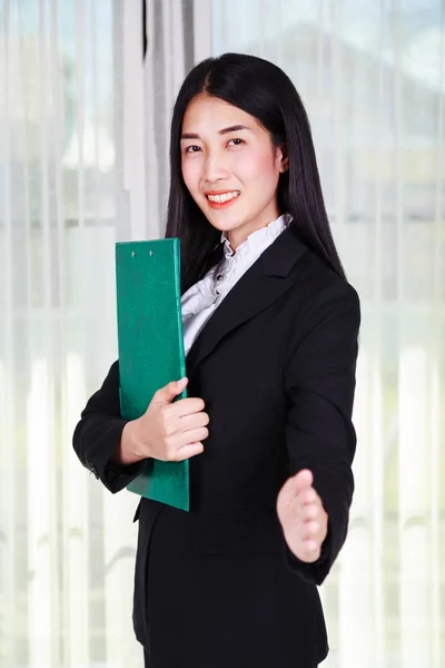 Mujer de negocios sosteniendo un portapapeles y da un apretón de manos —  Fotos de Stock