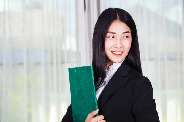 Mulher de negócios com uma área de transferência no escritório — Fotografia de Stock