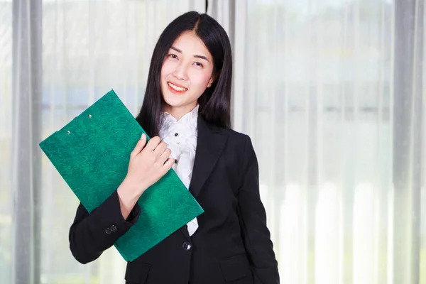 Mulher de negócios com uma área de transferência no escritório — Fotografia de Stock