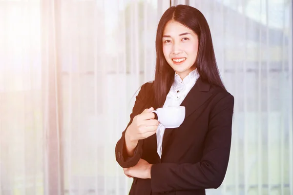 Business woman in suit with coffee or tea cup — Stock Photo, Image