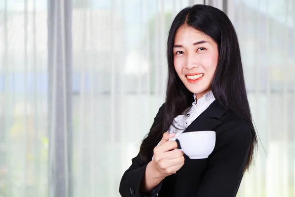 Kobieta biznesu w garnitur z filiżanki kawy lub herbaty — Zdjęcie stockowe
