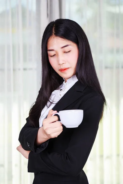 Mujer de negocios en traje con café o taza de té —  Fotos de Stock