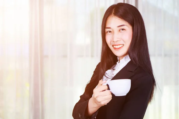 Business kvinna i kostym med kaffe eller te kopp — Stockfoto