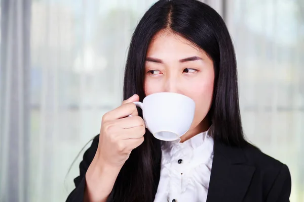 Üzletasszony ruha iszik kávé vagy tea-cup — Stock Fotó