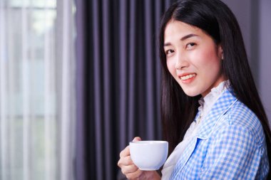 Kahve ya da çay Kupası ile mutlu bir iş kadını