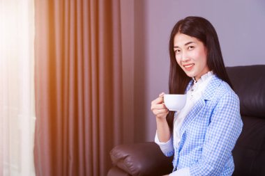 Kahve ya da çay Kupası ile mutlu bir iş kadını