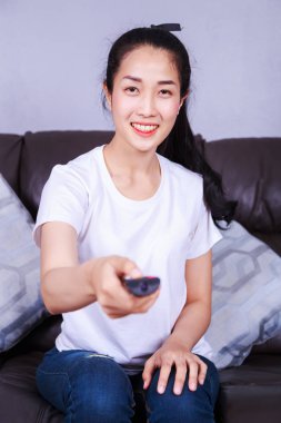 kadın kanepe evde tv uzaktan kumanda ile