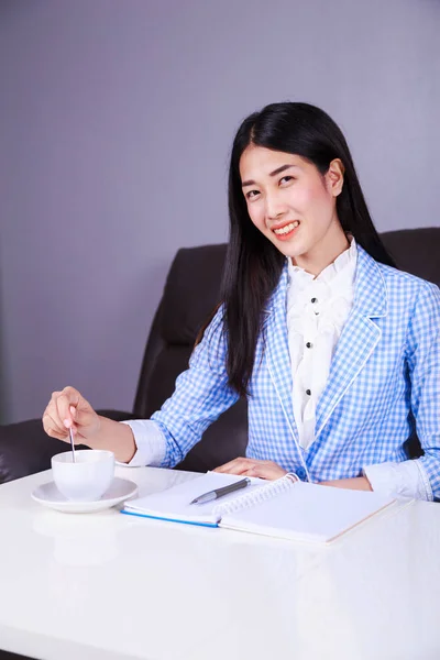 Business woman working and drinking a cup of coffee — Stock Photo, Image