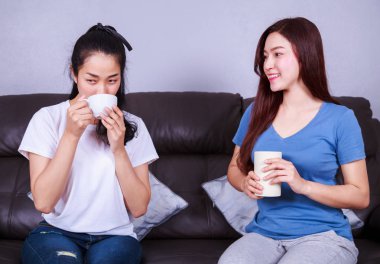 konuşmaya ve bir fincan kahve kanepe üzerinde içme en iyi iki arkadaş