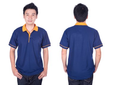 Beyaz arka planda mavi polo tişörtlü adam.