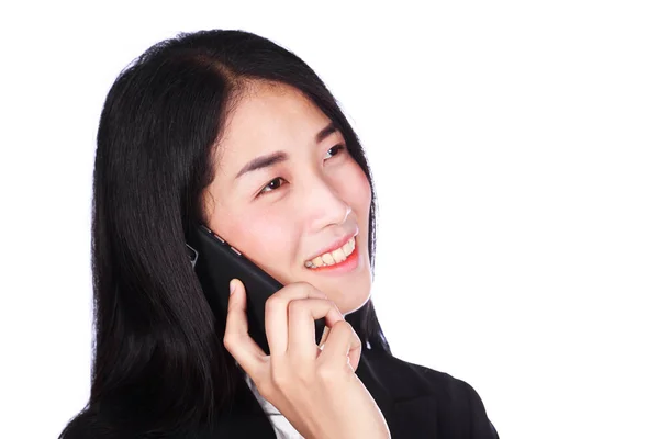 Веселая деловая женщина в костюме и разговаривающая по мобильному телефону — стоковое фото