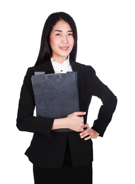Улыбающаяся деловая женщина в костюме держит планшет изолирован на w — стоковое фото