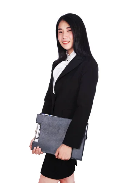 Sorridente mulher de negócios em terno segurando uma área de transferência isolada em w — Fotografia de Stock