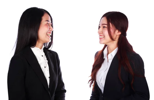 Dos mujer de negocios hablando juntos aislados sobre fondo blanco —  Fotos de Stock