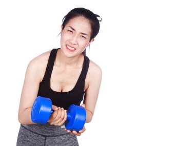 Beyaz arka plan üzerinde izole dumbbell kadınla yorgun spor