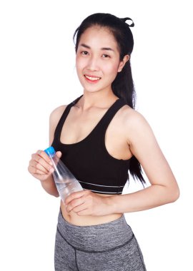 su şişesi üzerinde beyaz arka plan izole sportif kadınla