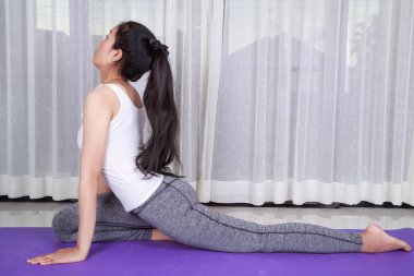 Beyaz bir arka plan üzerinde izole yoga egzersiz yaparak kadın