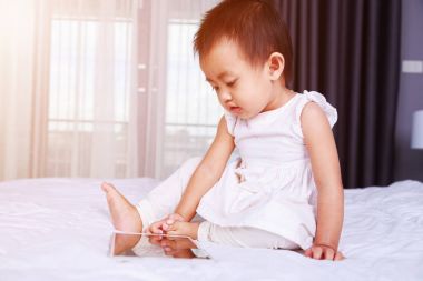 Bebek yatak tablet bilgisayarda okuma ve oynamak için arıyoruz 