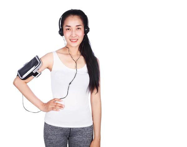Lachende fitness jongedame luisteren naar muziek met koptelefoon is — Stockfoto