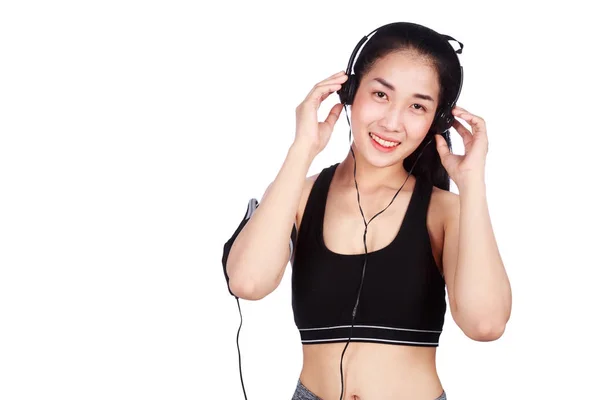 Lächelnde Fitness-Frau hört Musik mit Kopfhörern isoliert — Stockfoto