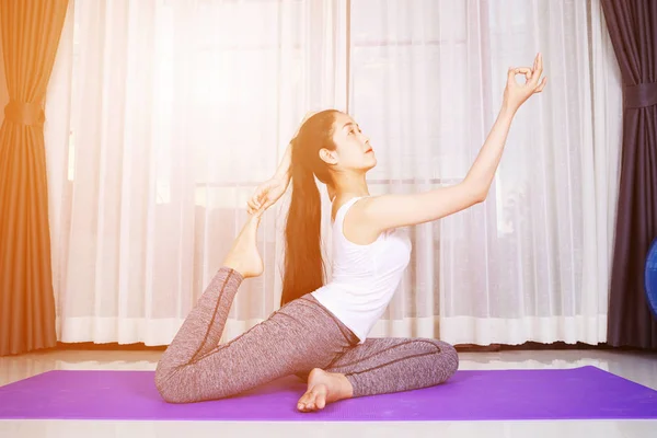 Женщина делает упражнения йоги изолированы на белом фоне — стоковое фото