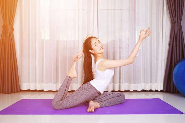 Kvinnan gör yoga övning isolerad på vit bakgrund — Stockfoto