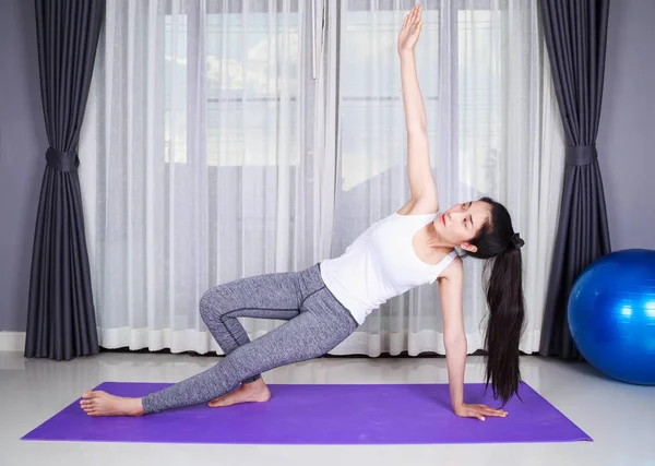 Frau macht Yoga-Übung isoliert auf weißem Hintergrund — Stockfoto