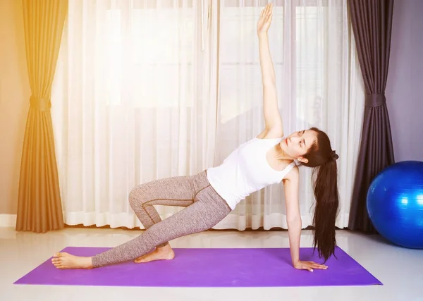 Frau macht Yoga-Übung isoliert auf weißem Hintergrund — Stockfoto