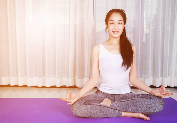 Femme faisant de l'exercice de yoga isolé sur fond blanc — Photo