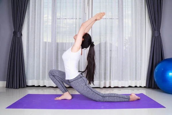 Kvinde gør yoga motion isoleret på hvid baggrund - Stock-foto