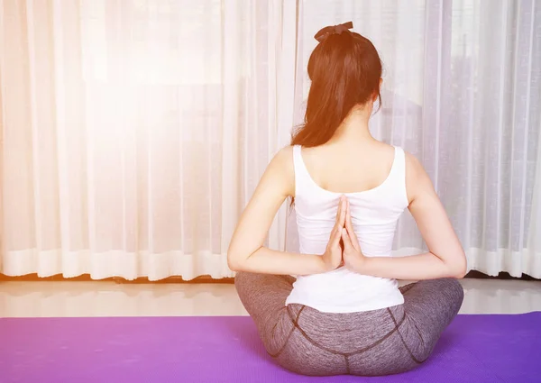 Vrouw doen yoga oefening geïsoleerd op witte achtergrond — Stockfoto